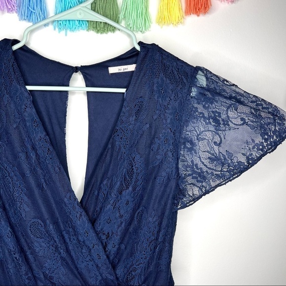 Francesca’s Navy Lace Shabby Chic Flutter Sleeve Keyhole Romper Size Small - Picture 5 of 16